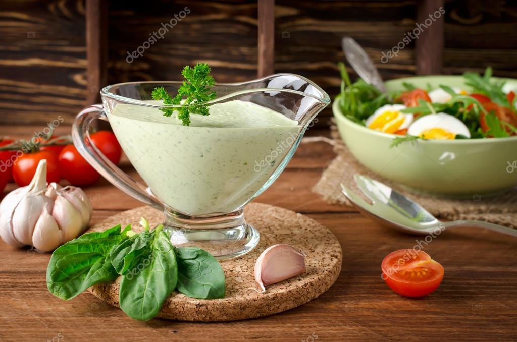 depositphotos_102491754-stock-photo-fresh-green-sauce-with-spinach